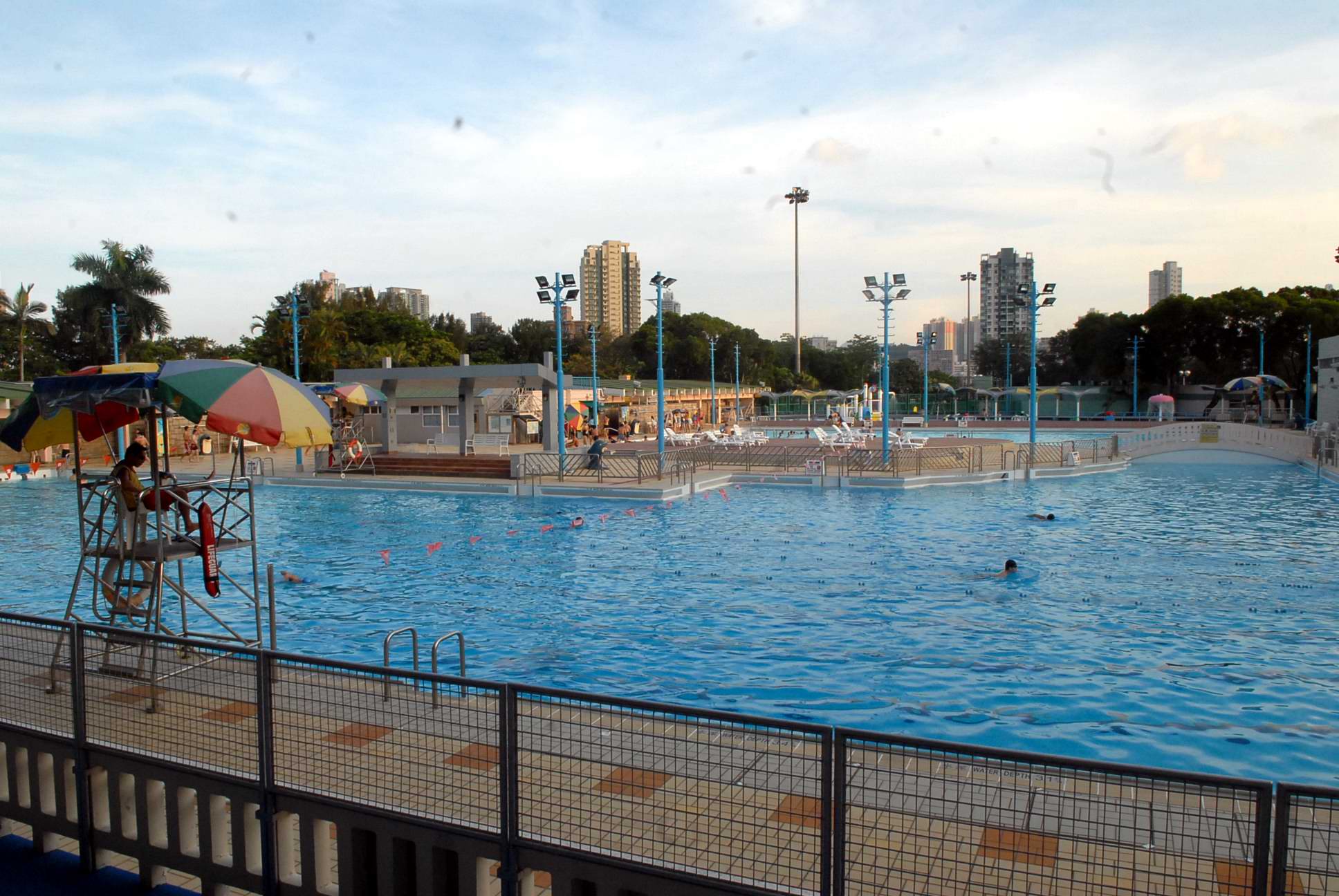 2017-09-17 (17:08)              九龙仔公园游泳池一名女子遇溺