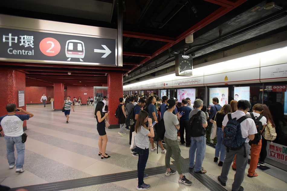 据报,一名20岁女子中午12时在港铁青衣站怀疑被42岁