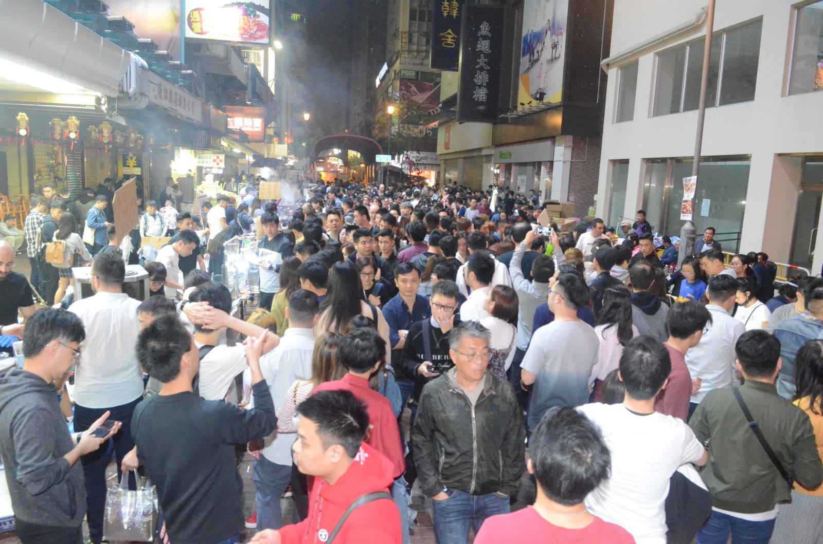 近百小販旺角擺夜市 大批警員維持秩序