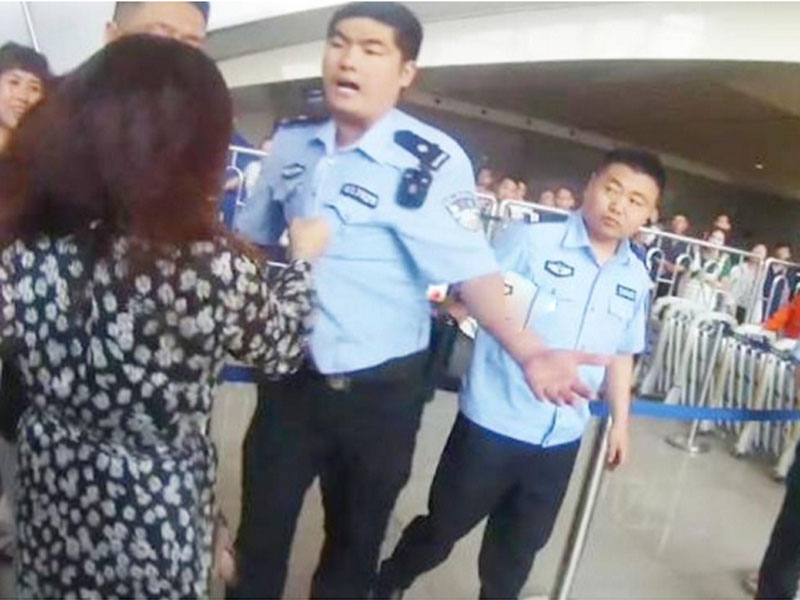 河北一名醉酒女乘客,到邯鄲高鐵站準備乘車,因違規攜帶壓縮噴霧而與執法人員爭執。(網圖)