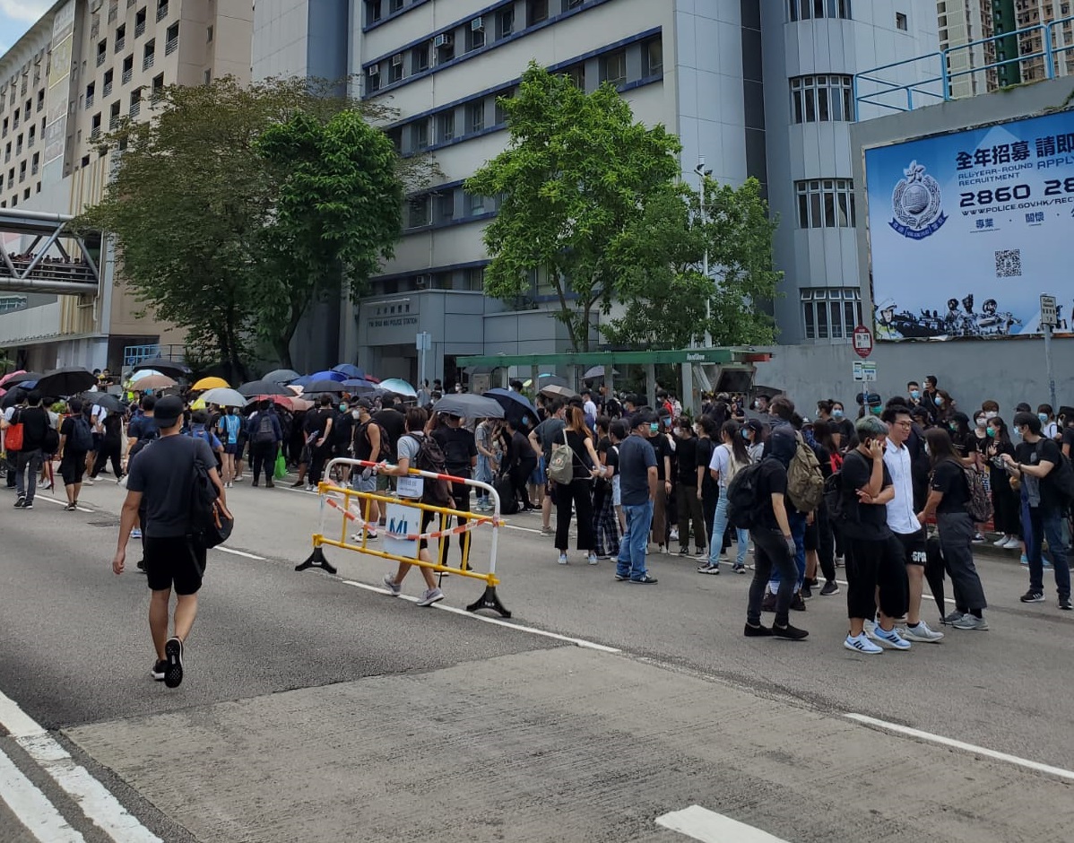 一批示威者中午在天水圍警署外聚集。