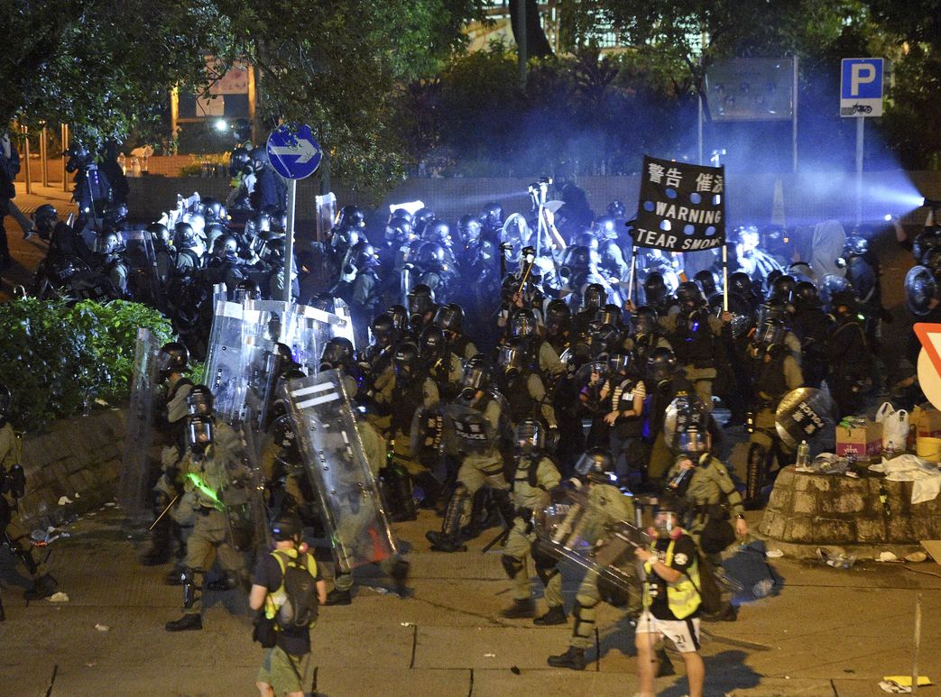 警方周一凌晨在黃大仙舉黑旗,並施放催淚彈。資料圖片