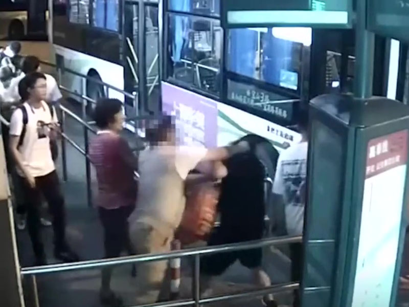 上海一名老伯拳打勸阻其抽煙者:他囉嗦得不得了,而且還報警。(網圖)