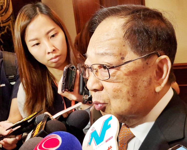 梁志堅(右)指風波已令地產等各行業進入衰退。