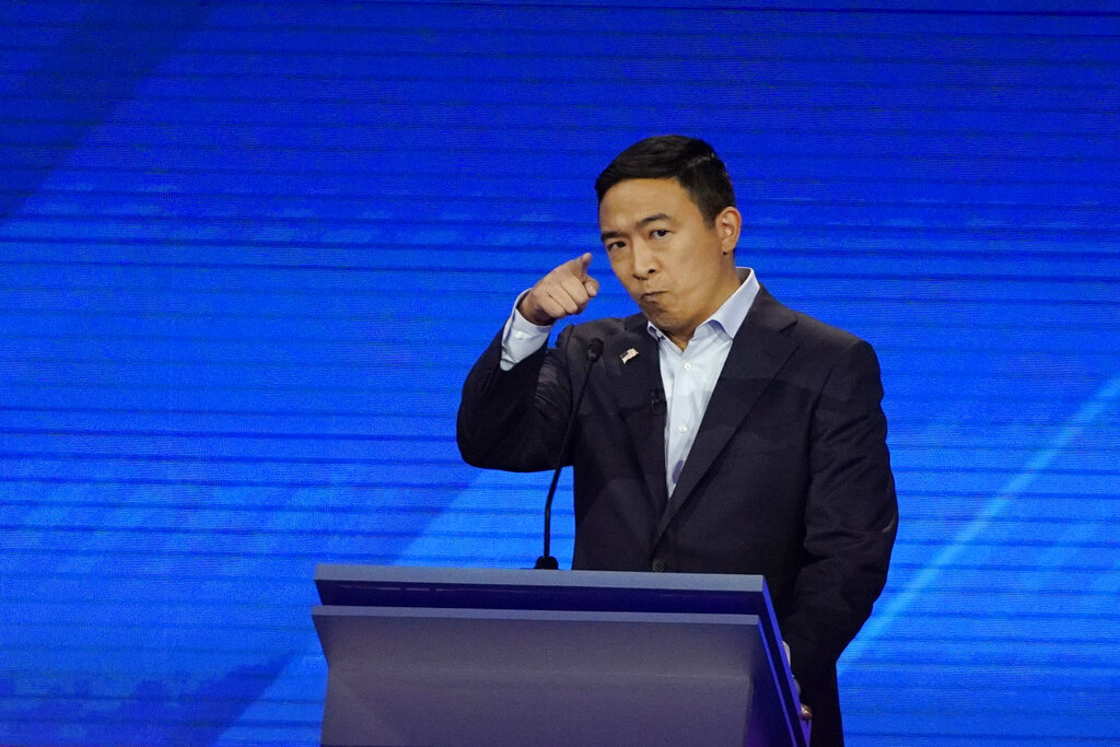 楊安澤從他的競選經費中撥出一筆錢,承諾向10家庭月發7800元。AP
