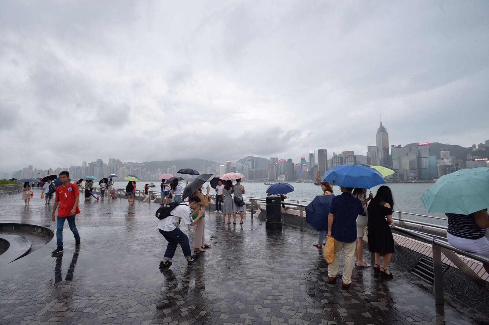今日大致多雲,有幾陣驟雨。早晚有雷暴。