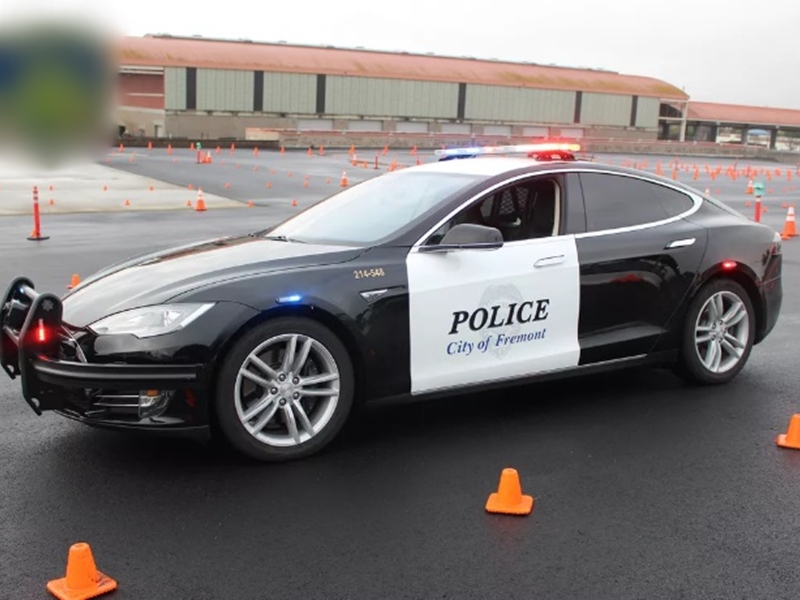 三藩市一輛Tesla 電動警車在飛車追賊途中,竟然電力不足。網圖