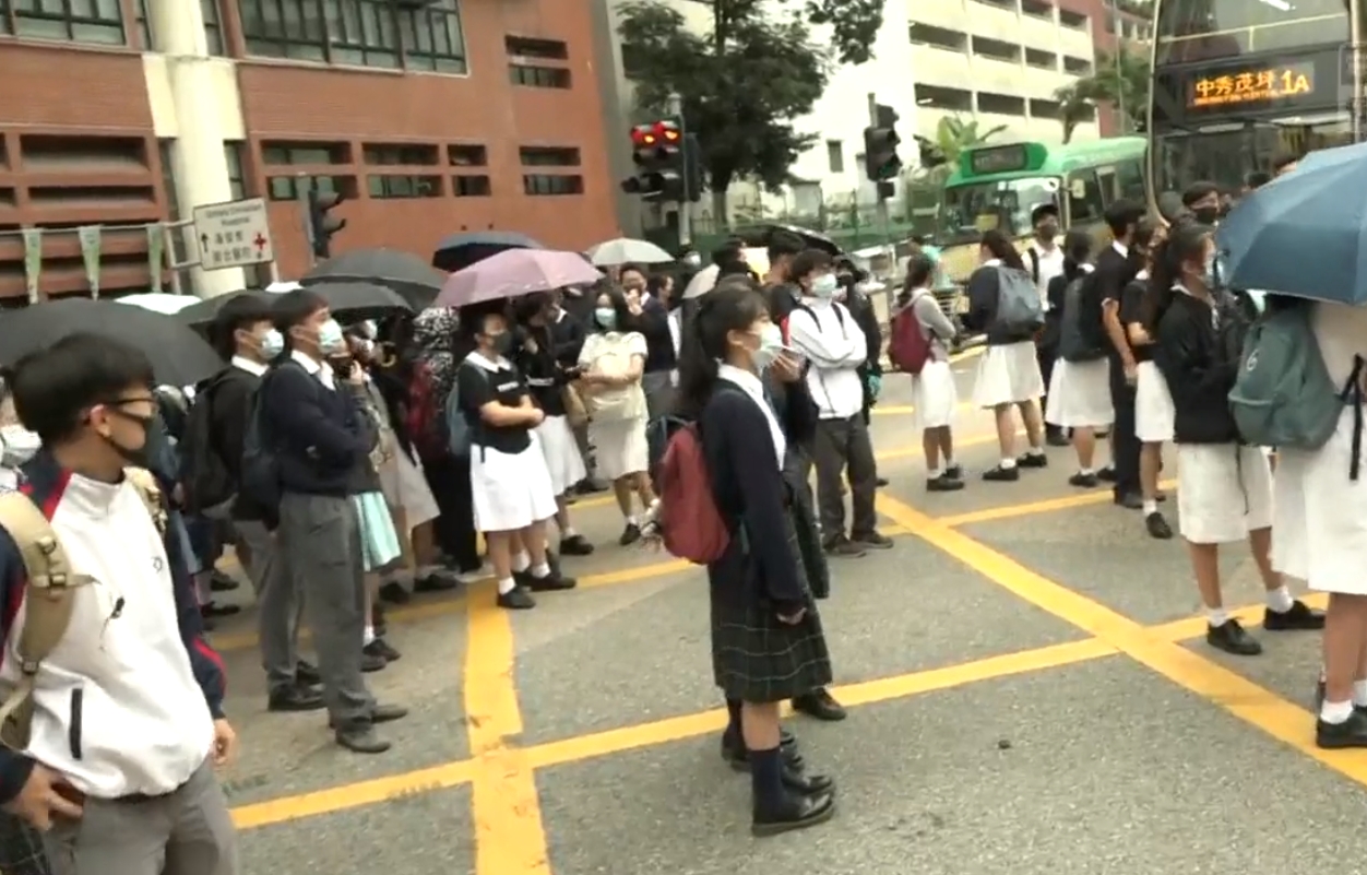學生走出馬路。港台新聞截圖