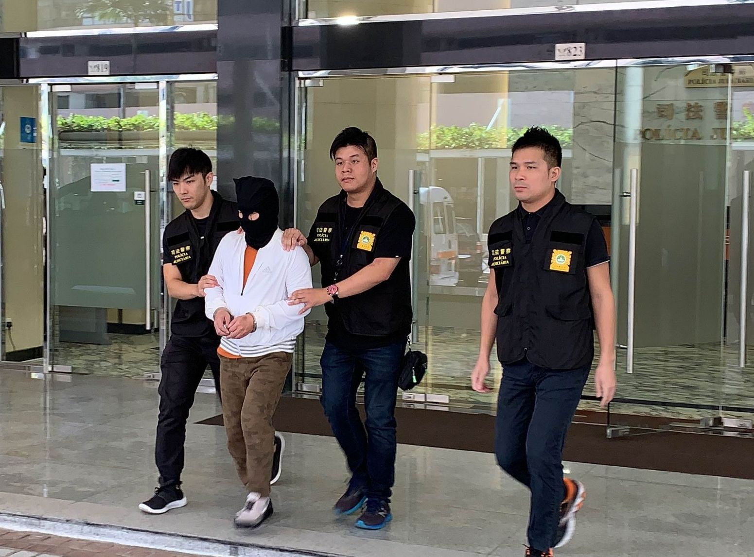 一名56歲香港男子被捕。