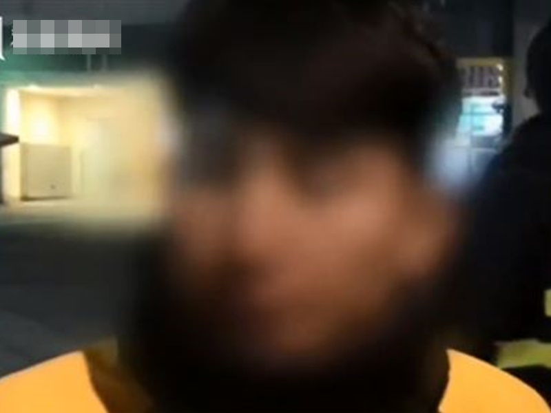 外賣員被要求下跪。網上圖片