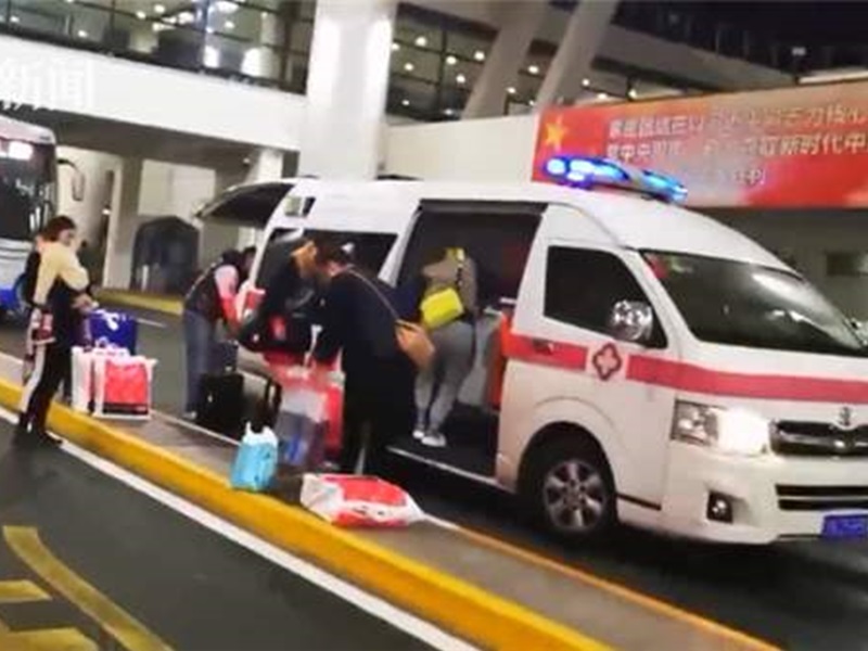救護車接機。網圖