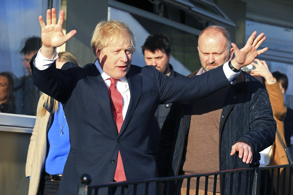 英首相約翰遜周一在國會歡迎新生代保守黨議員。AP圖