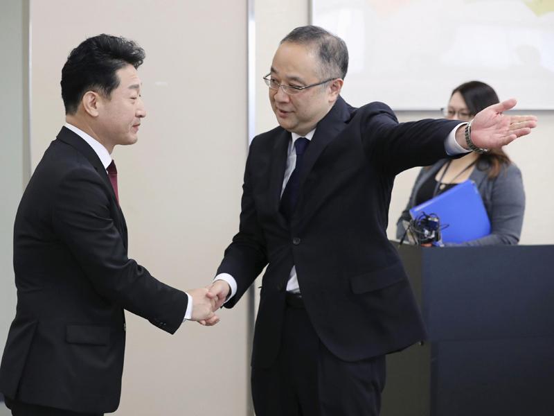 日本經濟產業省貿易管理部長飯田陽一(右)和南韓產業通商資源部貿易政策官李浩鉉(左)在東京會晤。AP