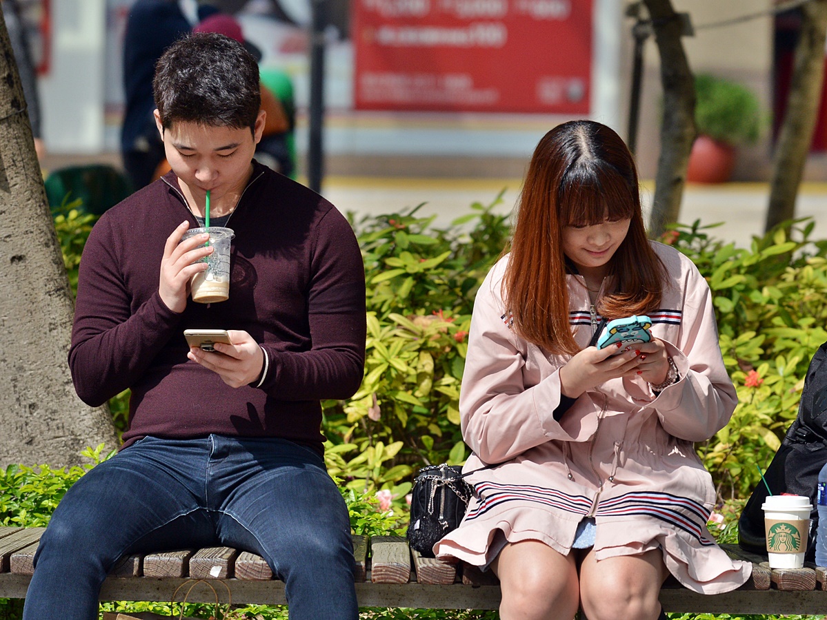 調查顯示,擁有聊天群組的市民的家庭溝通質素,較沒有群組的市民高。資料圖片