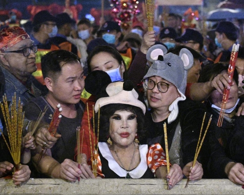 黃夏蕙子時黃大仙祠上頭炷香祈福 黑衣人高呼「光復香港」