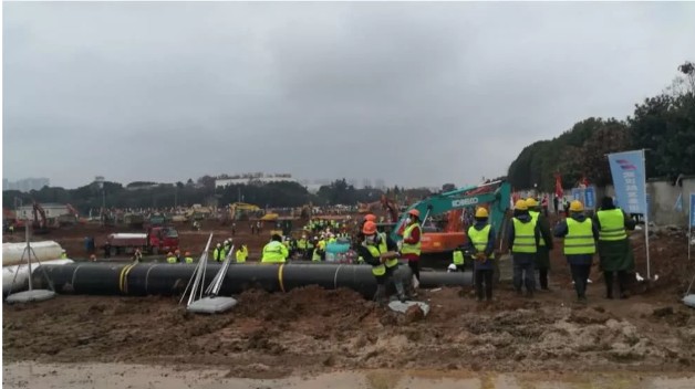 數百工人日以繼夜動工。