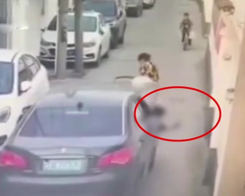 大媽推嬰兒車過馬路 BB掉落未察覺被車輾壓