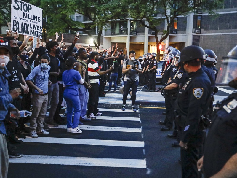 In New York, anti-police violent demonstrations have been held for several days. AP