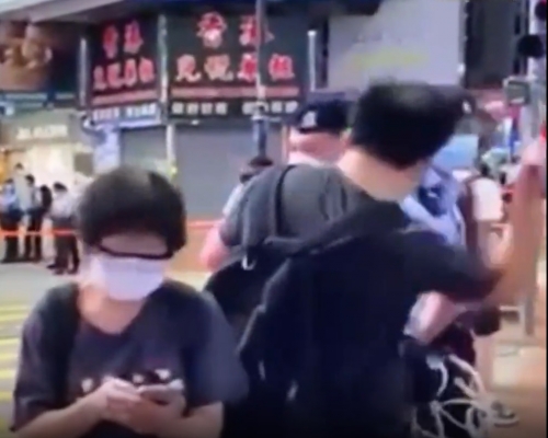 【案發片段】黑衣男斬警後疑用刀自刺心臟昏迷 消息指或屬自殺式襲擊