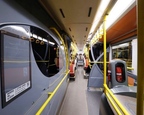 疑不滿中年婦手推車霸輪椅位 巴士乘客「掟車」涉刑毀被捕