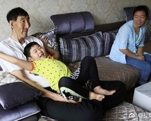 醫生曾建議勿生育 中國第一巨人14歲囝囝身高達1.7米