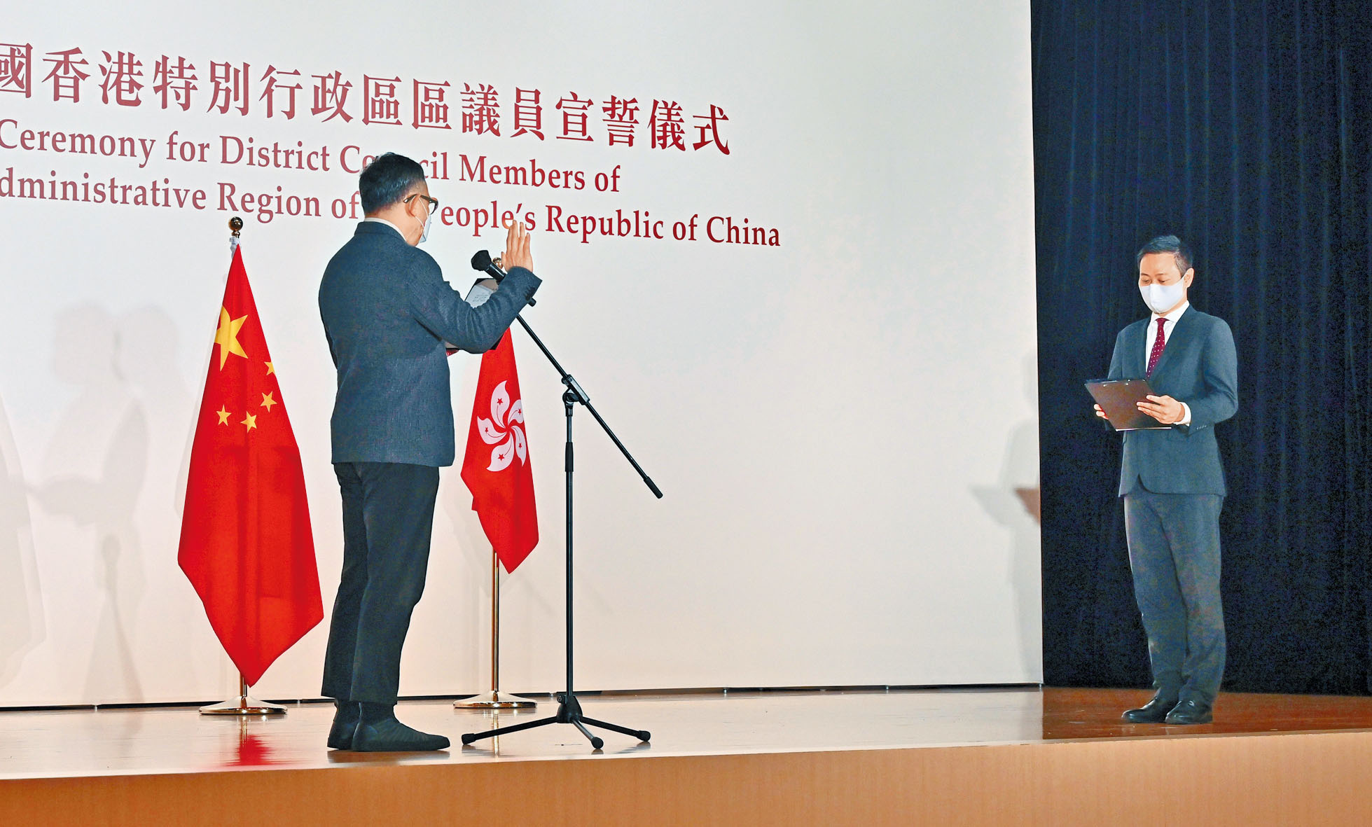 首批區議員宣誓17人獲確認 頭條日報