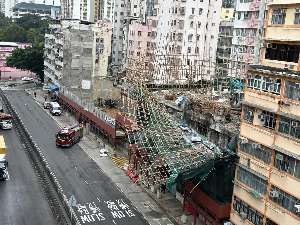 大風吹黃大仙鳴鳳街棚架搖搖欲墜警封路待拆 頭條日報