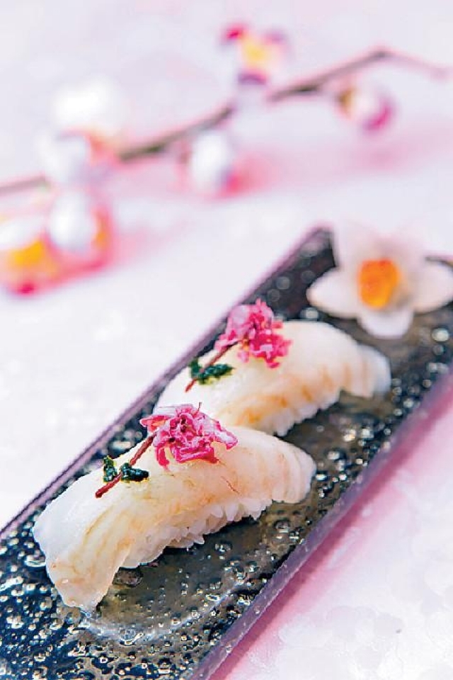 ■櫻花葉醃平目魚壽司 $78