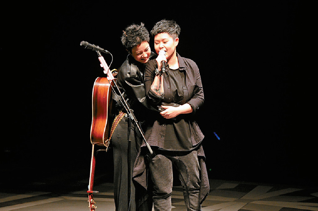 ﻿■6月，Ellen(左)舉行個唱，好姊妹林二汶(右)於安歌期間現身力撐。