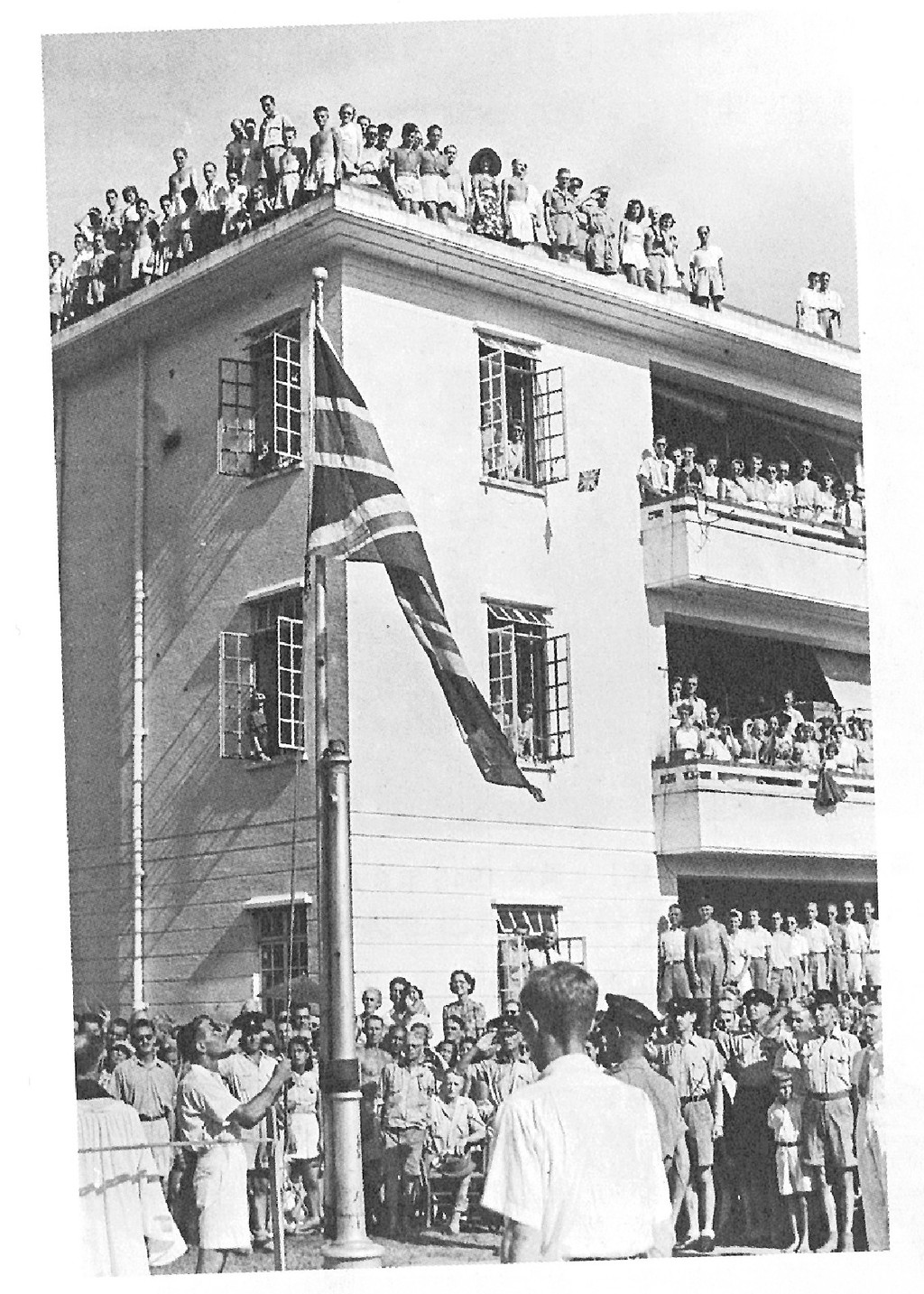 ﻿■1945年8月，拘留營內進行升旗儀式。p/　　（黑白圖片）