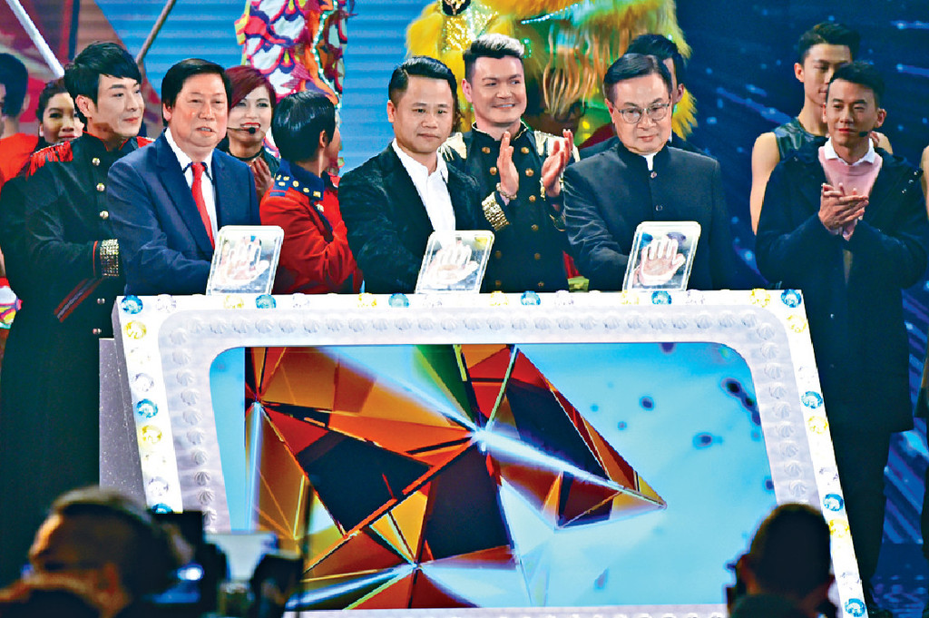 ﻿■ATV在上月29日舉行「亞洲電視數碼媒體啟播典禮」，並由吳雨（左）、區偉林（右）和鄧俊傑（中）主持亮燈。