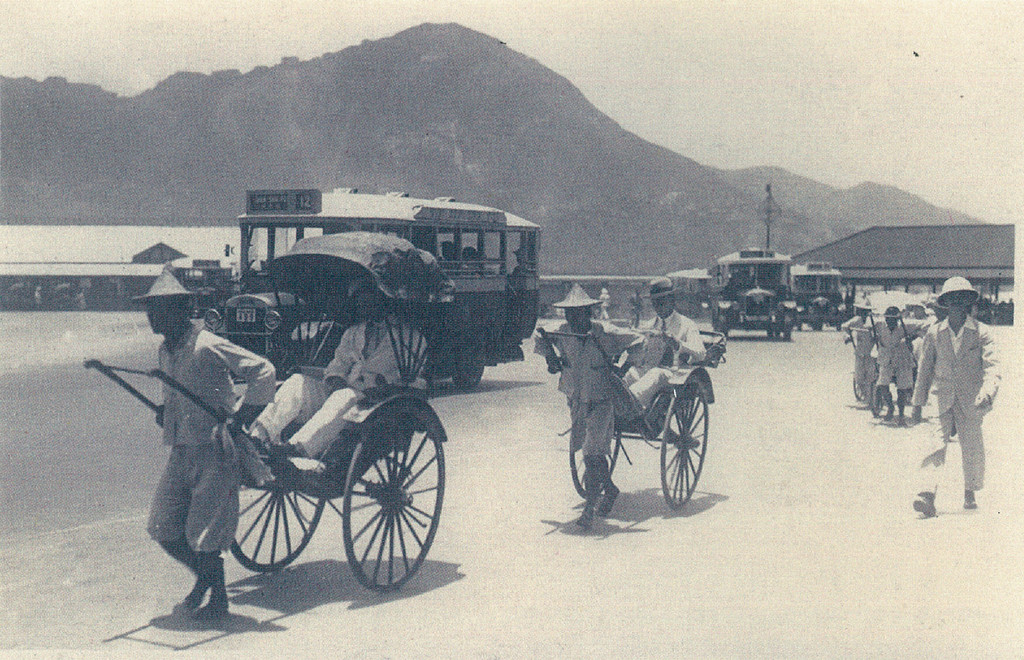 ﻿■昔日香港巴士及人力車。p/　　（黑白相片/H M Research Service藏品）p/　　