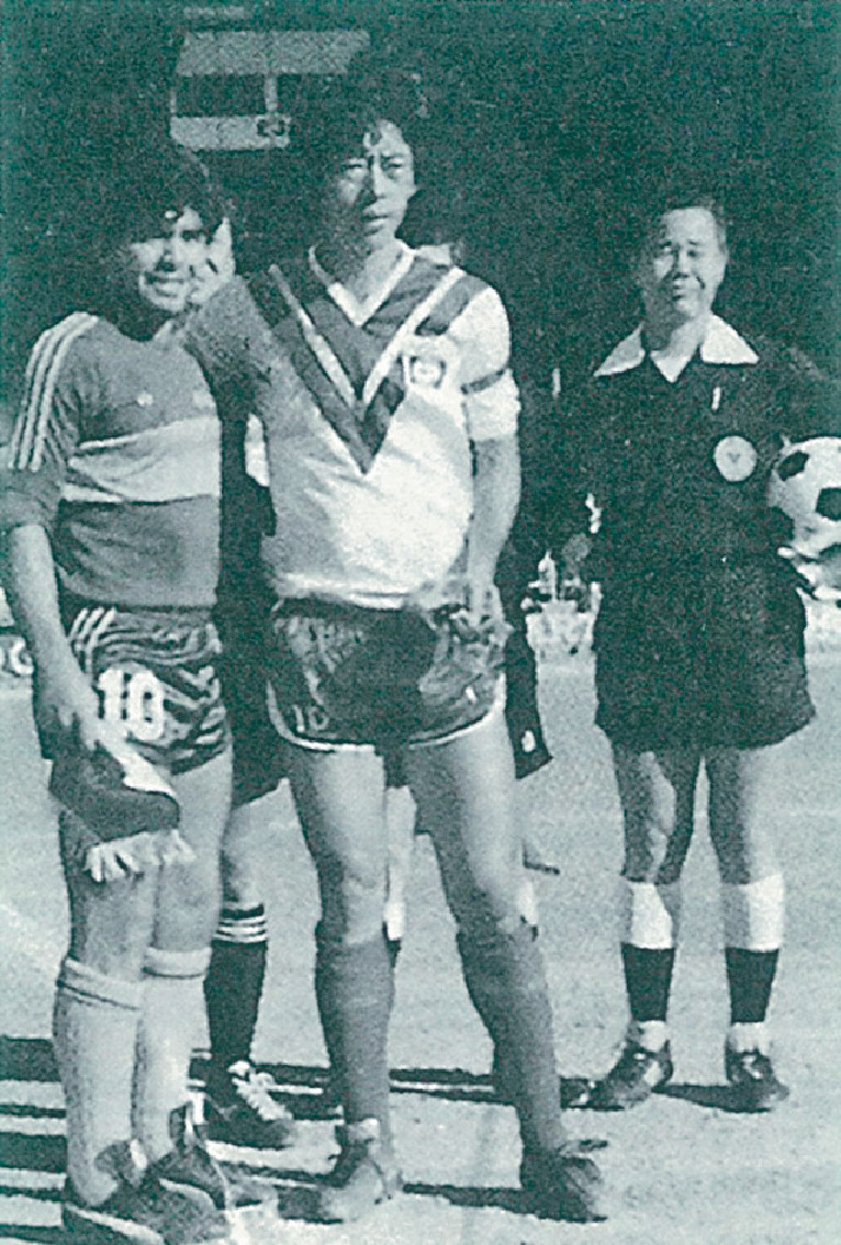 ﻿●經典合照：一代球星胡國雄（中）與世界球王馬勒當拿（左）。（黑白照片）p/　　
