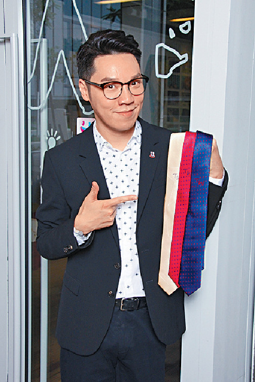 ﻿■今年東華以「星」為主題，王賢誌搵了Dorian Ho設計會呔、絲巾和卡片套等。
