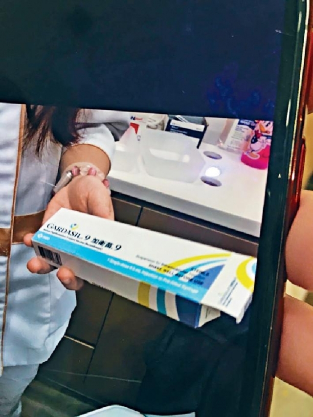 ■涉事醫務中心的內地顧客向記者展示相片，可見職員手持HPV九價疫苗包裝盒，惟職員拒絕讓顧客帶走包裝盒。
