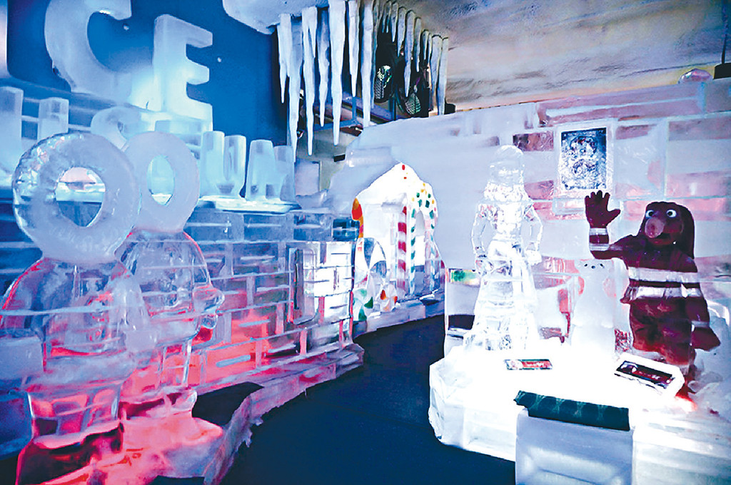 ﻿■酷暑當前，就連美術館也推出冰雕展品應對。