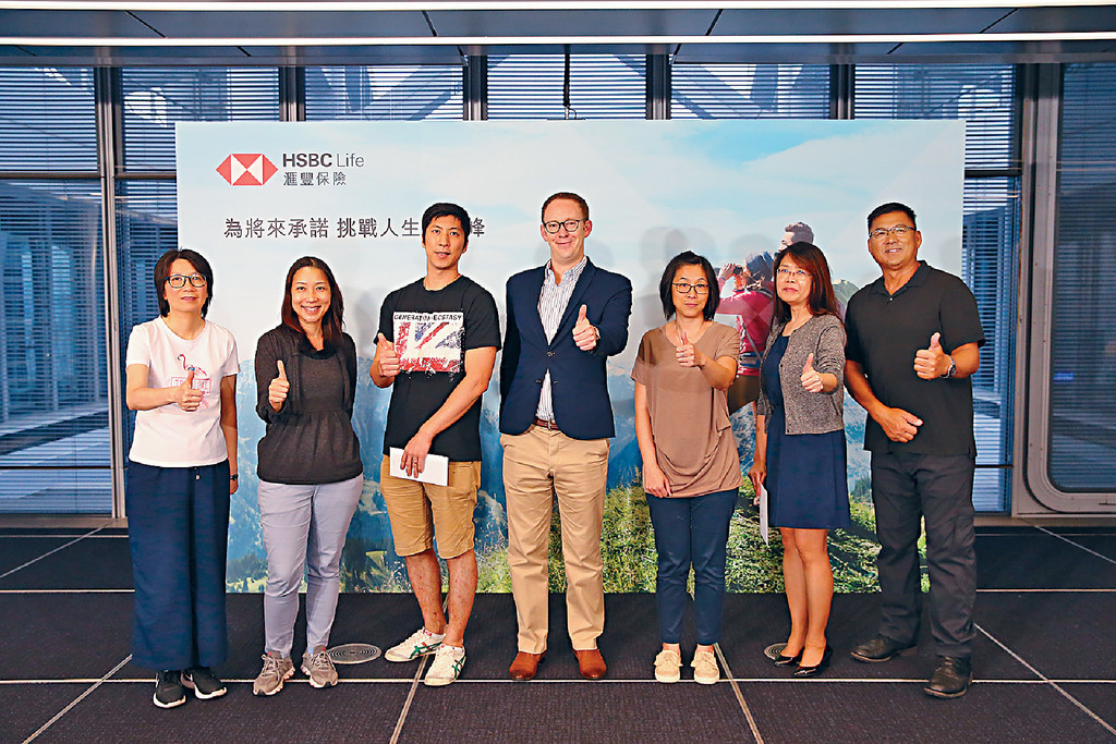 ■滙豐保險香港行政總裁文德華（圖中）與部分獲獎幸運兒合照。