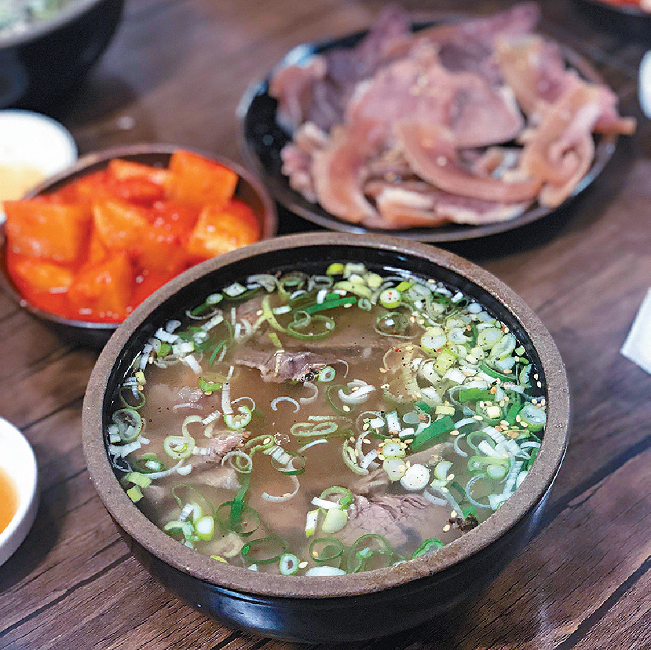 ■羅州另一名物：牛骨湯。由於牛骨湯實在太知名，所以在首爾也有不少主打羅州牛骨湯的餐館。