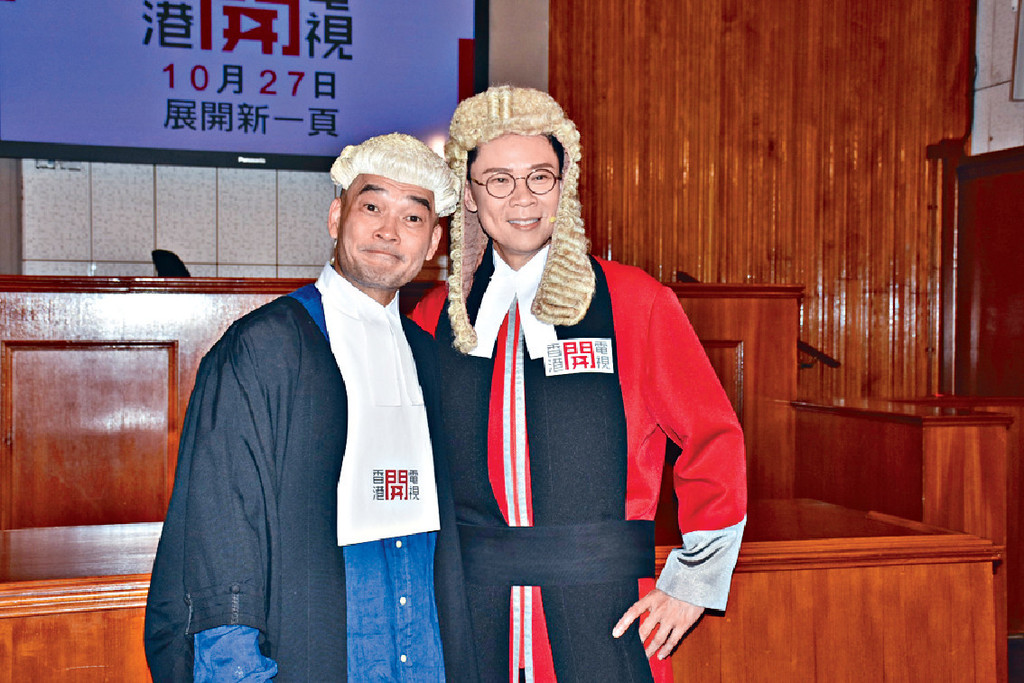 ﻿■早前（左起）葛民輝和陳志雲分別以律師和法官打扮出席「香港開電視」的開台記者會。