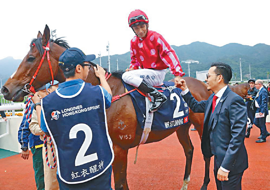 ﻿■「紅衣醒神」勝出香港短途賽錦標，練馬師羅富全與騎師田泰安握手祝捷。