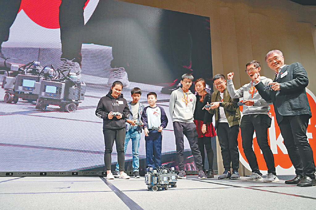 ﻿■Robot Maker的學員即場示範及與來賓進行機械人對戰，令現場氣氛異常熱烈。