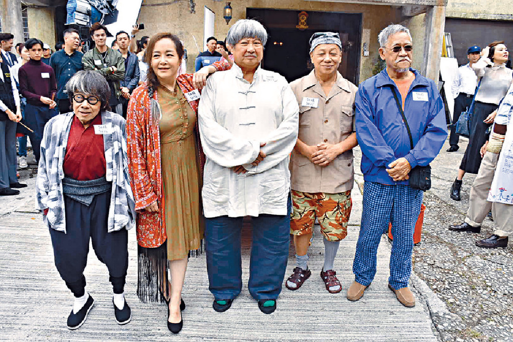 ﻿■（左起）泰迪羅賓、恬妞、洪金寶、梁小龍和吳耀漢演身懷絕技的老人家。