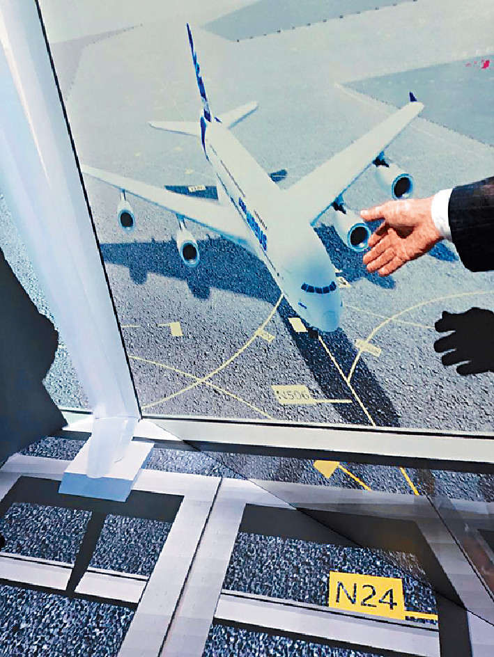 ﻿■「天際走廊」模擬片段，可以見到玻璃行人道下面有飛機行過。