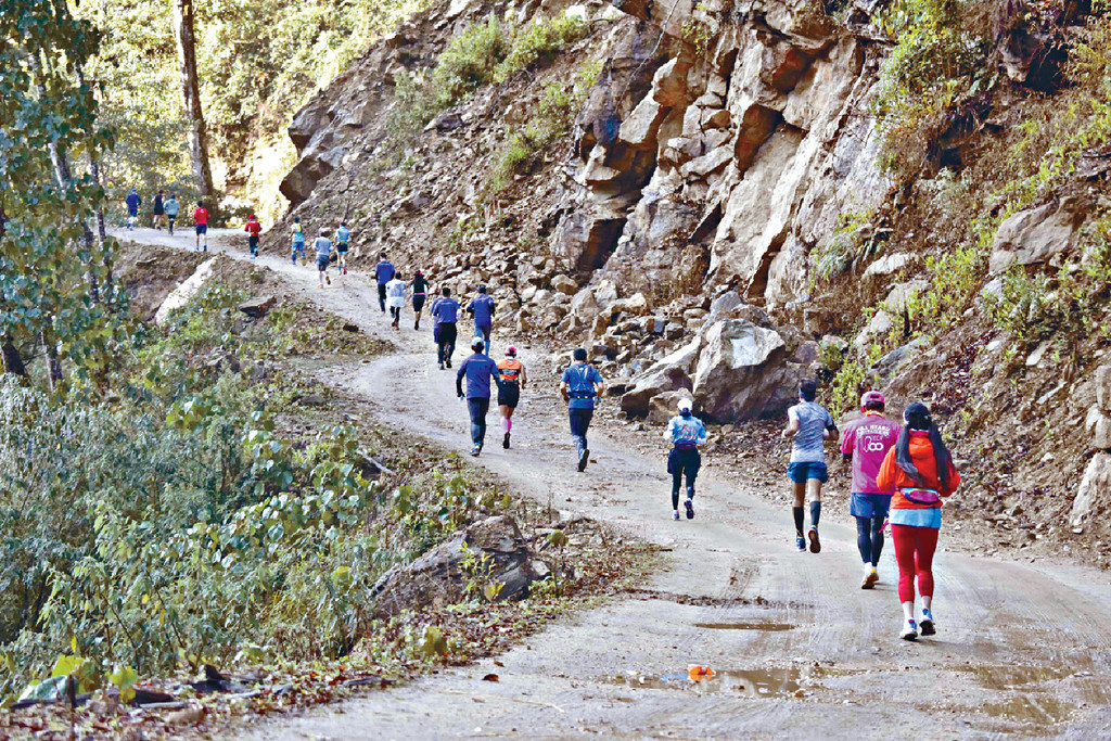 ﻿■馬拉松路線地面凹凸不平，沿途可以飽覽不丹嘅鄉村風貌。