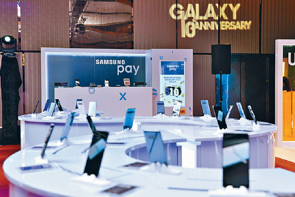﻿■三星Galaxy系列智能手機已推出十周年，新系列S10將於今日在港發售。受訪者提供