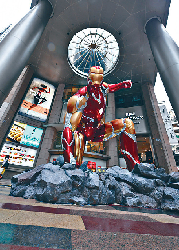 ■位於銅鑼灣商場外的巨型「鐵甲奇俠」。p/　　