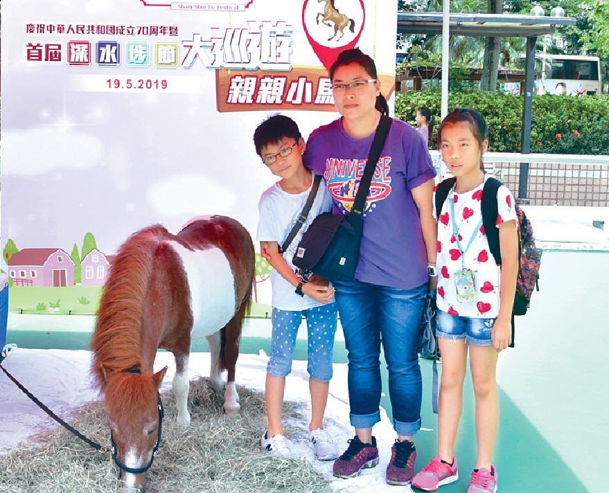 ■香港賽馬會罕有派出「雪特蘭小馬」同大家合照。p/　　