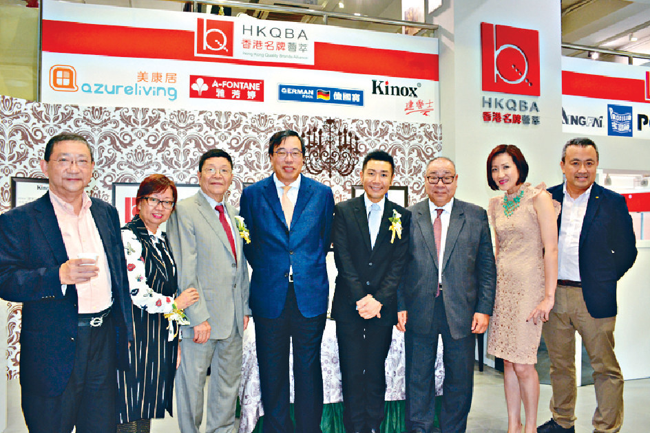 ﻿■孫榮聰（右四）於一○年成立香港名牌薈萃，與多個品牌共同建立優質形象。資料圖片