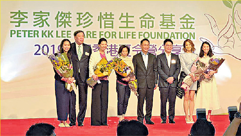 ■李家傑（右四）出席「李家傑珍惜生命基金」分享會。p/　　