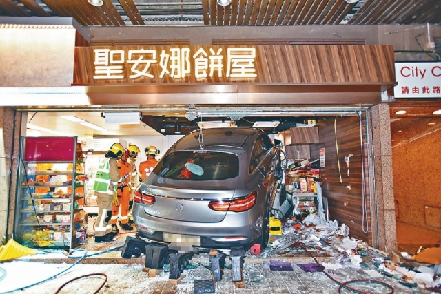■肇事車輛直撞入餅店，撞及一名店員。